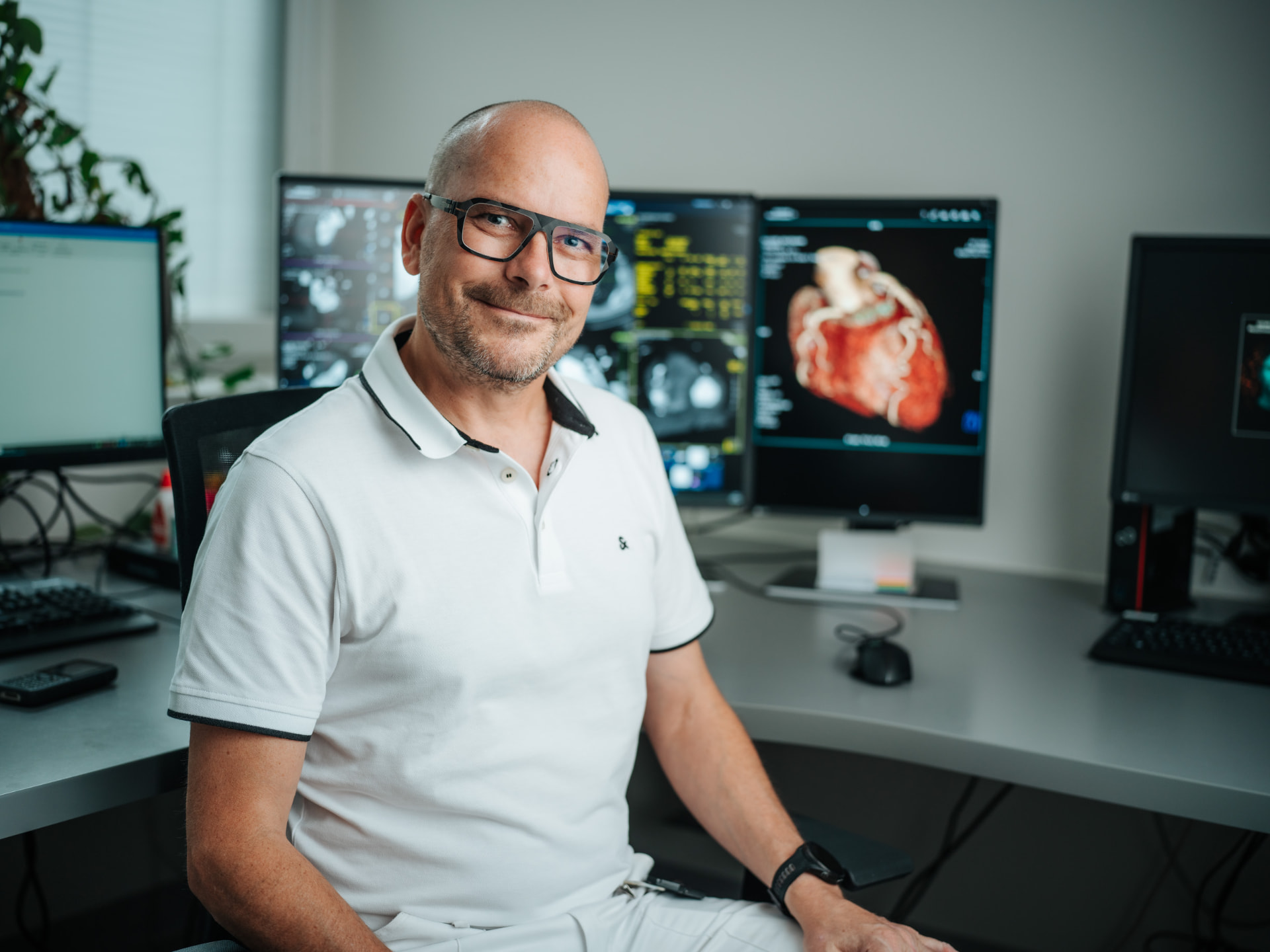 Prim. Dr. Lukas Oberzaucher bei der 3D-Befundung der Herzkranzgefäße